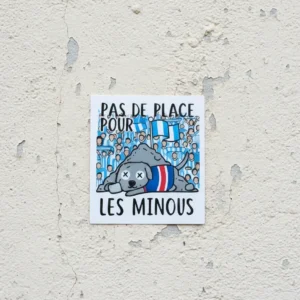 Stickers Om avec ecrit "pas de place pour les minous" sur un mur